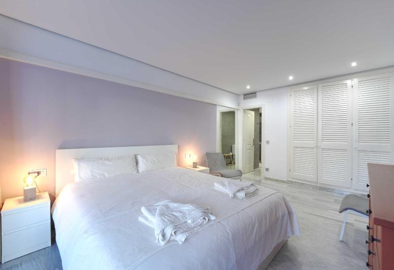 2033 modern 3 Bed large Terrace with sun loungers - image 36