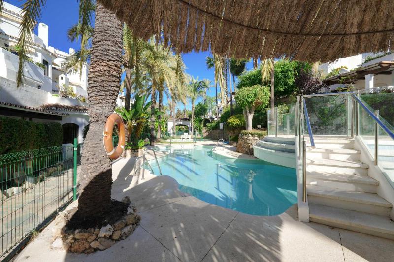 2033 modern 3 Bed large Terrace with sun loungers - image 27