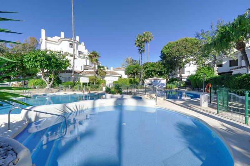 2033 modern 3 Bed large Terrace with sun loungers - image 20