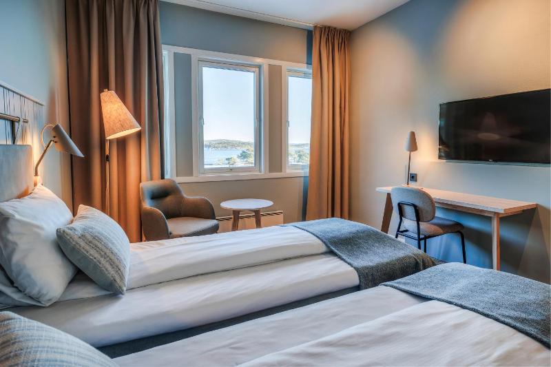 Standard Twin Room image 4