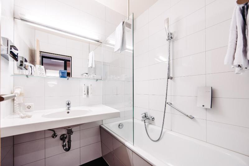 Deluxe Double or Twin Room image 1