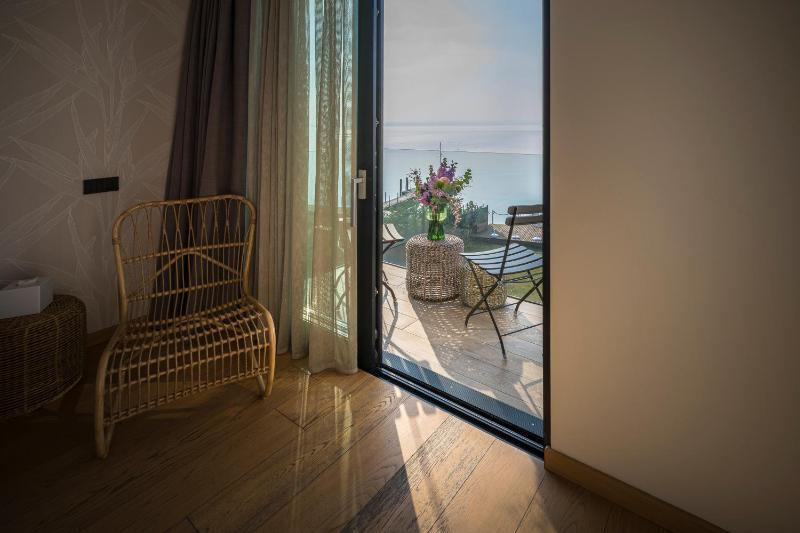 Deluxe Double or Twin Room with Lake View image 1