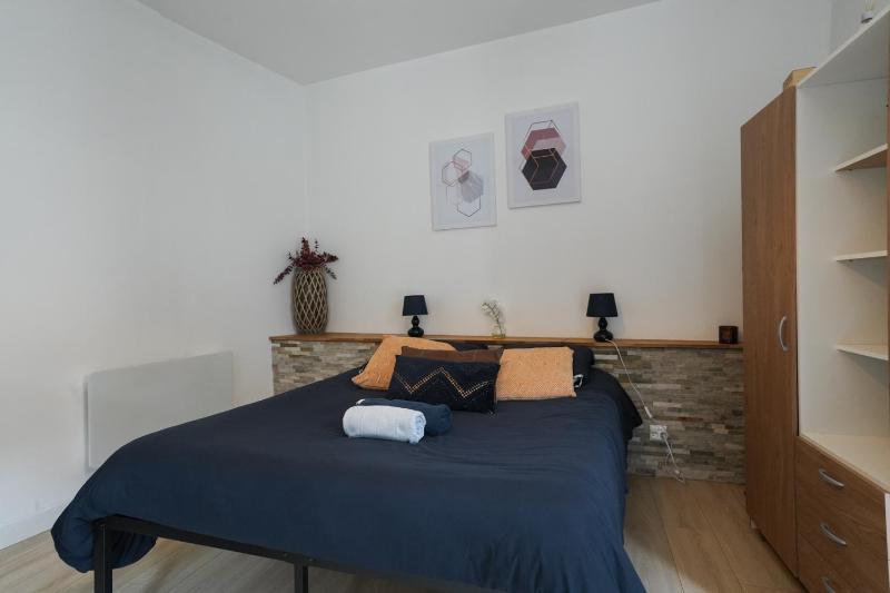 Studio moderne, hypercentre de Cholet, arrivée autonome ! Images