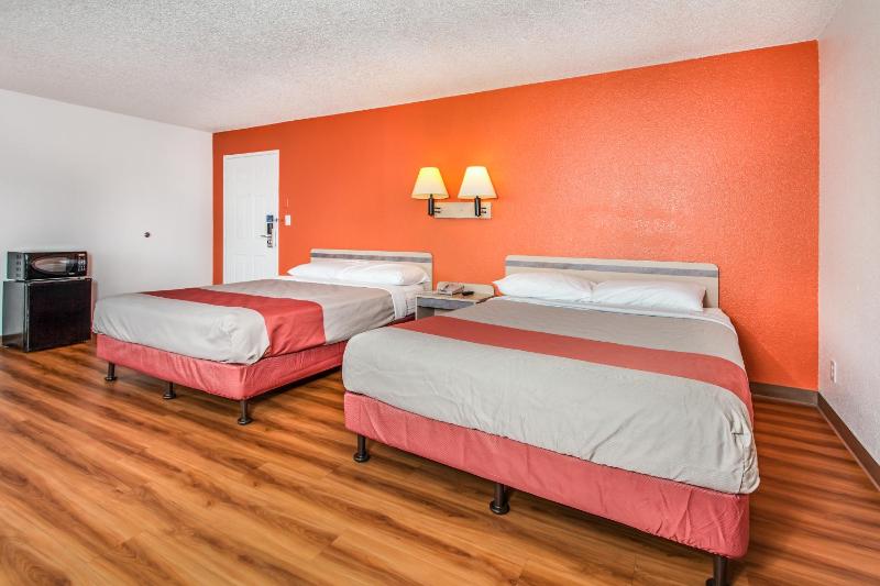 Queen Room with Two Queen Beds - Disability Access image 4
