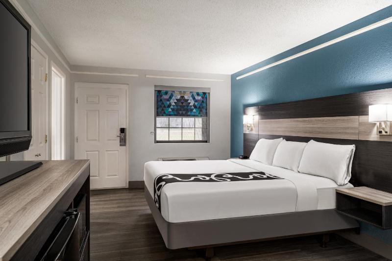 1 King Bed, Mobility/Hearing Accessible Room, Bathtub w/ Grab Bars, Non-Smoking image 4