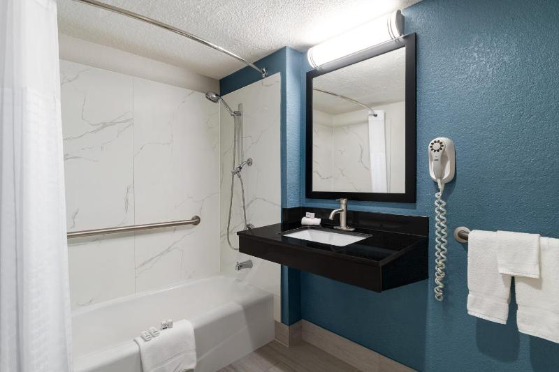 1 King Bed, Mobility/Hearing Accessible Room, Bathtub w/ Grab Bars, Non-Smoking image 2