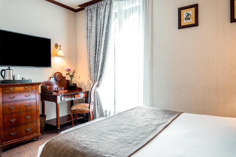 Classic Double Room image 4