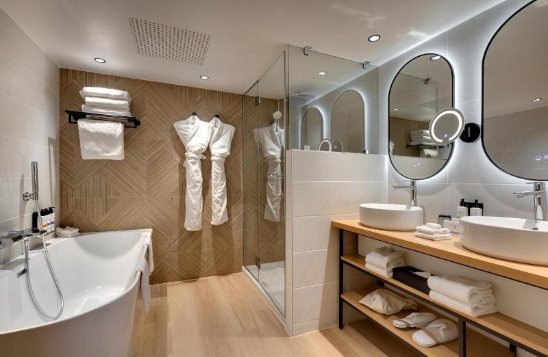 Deluxe King Suite with Sofa Bed image 4