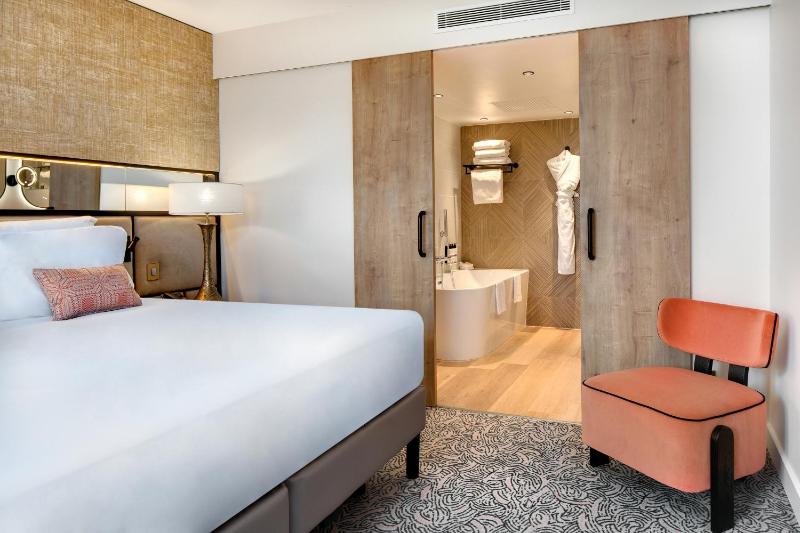 Deluxe King Suite with Sofa Bed image 3