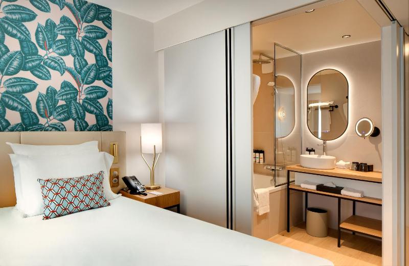 Deluxe Room with Two Single Size Beds image 1