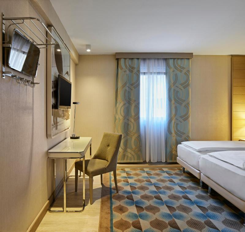 Superior Twin or Double Room image 4