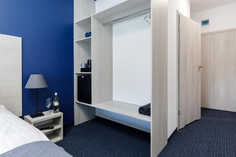 Double Room with Extra Bed image 4