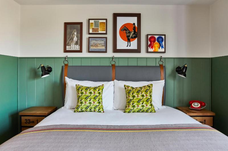 Deluxe Premium King Room with Balcony image 1