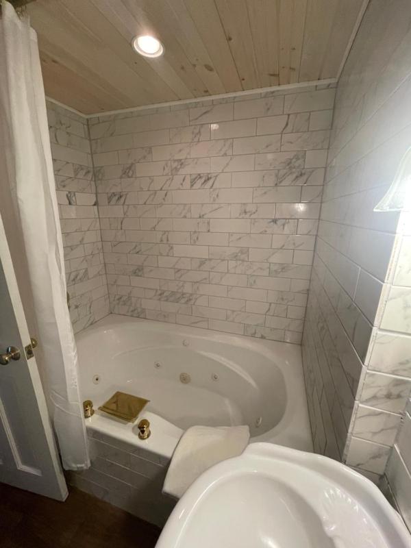 Deluxe Queen Room with Spa Bath image 4