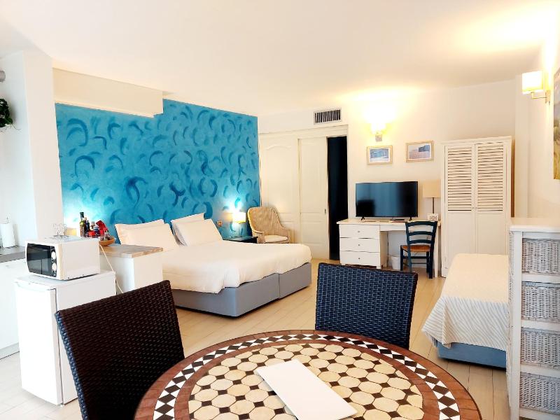 One-Bedroom Apartment with Patio image 3