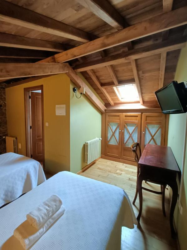 Budget Twin Room image 4