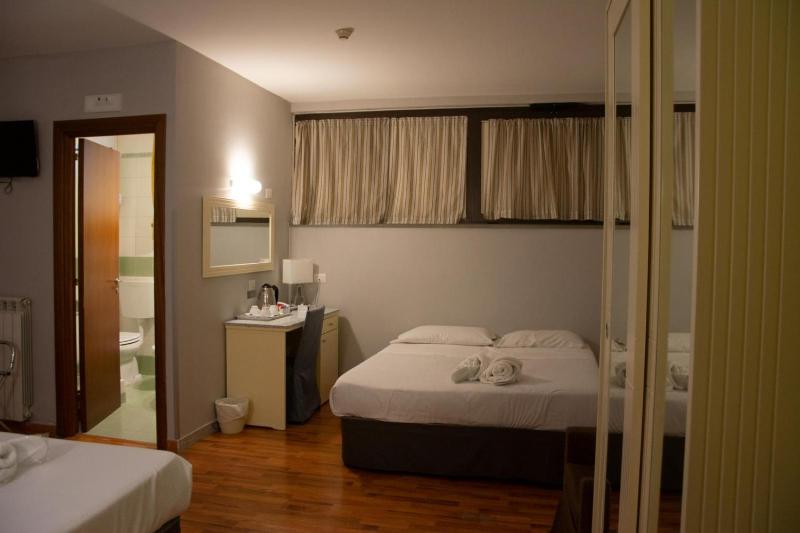 Economy Quadruple Room image 1