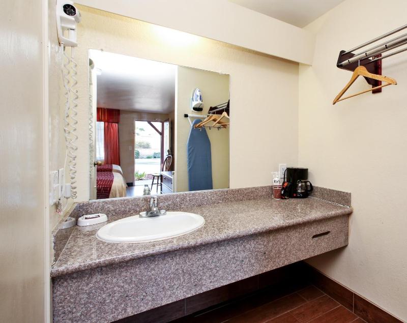 Deluxe Queen Room Smoke Free image 4