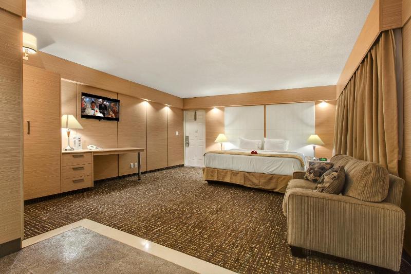 Honeymoon Suite with Spa Bath image 4