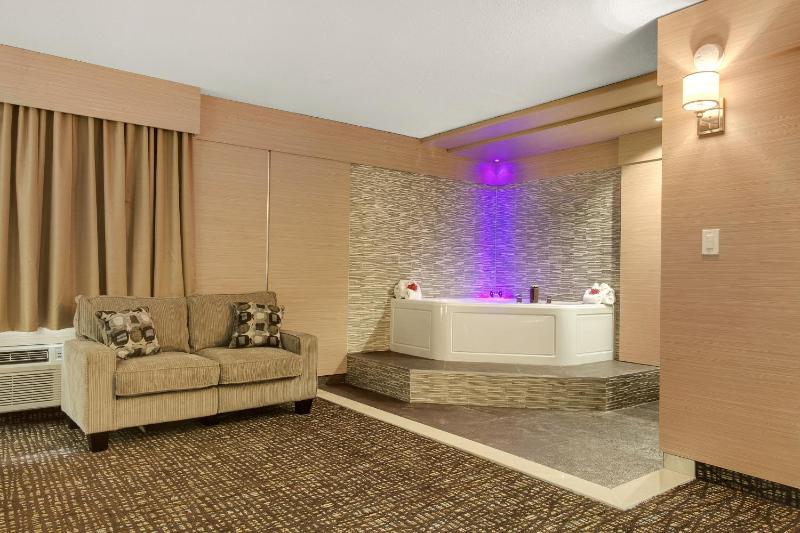 Honeymoon Suite with Spa Bath image 3