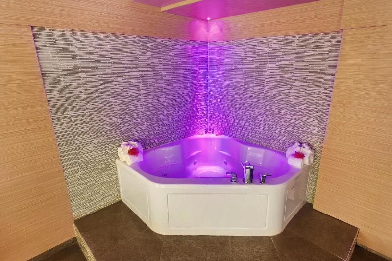 Honeymoon Suite with Spa Bath image 2