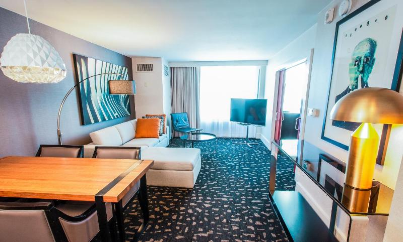 One-Bedroom King Suite with Skyline View image 2