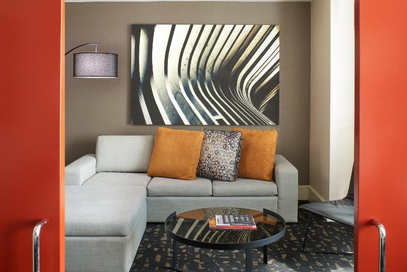 One-Bedroom King Suite with Skyline View image 4
