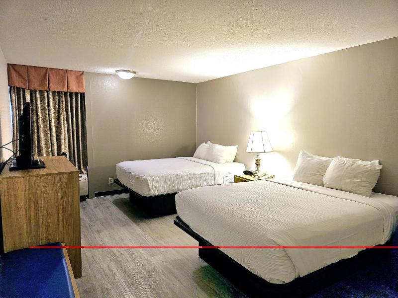 Queen Room with Two Queen Beds - Non-Smoking image 4