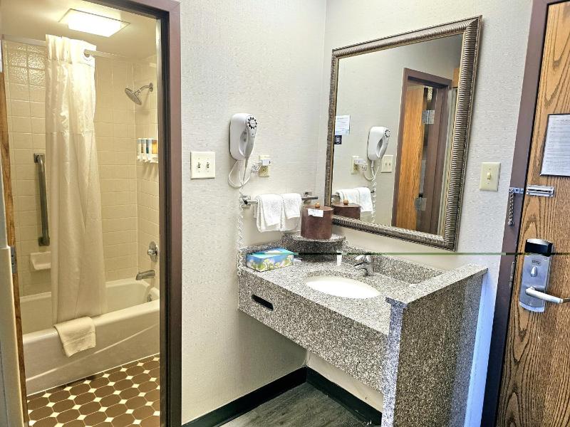 Queen Room with Two Queen Beds - Non-Smoking image 2