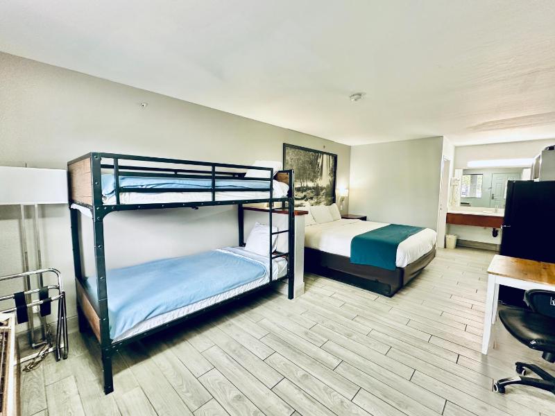 Quadruple Room - Non-Smoking image 1