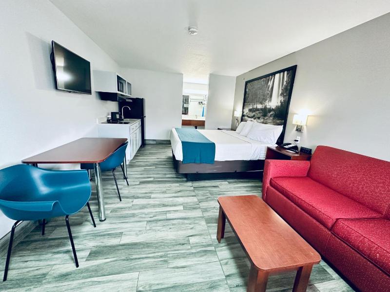 Deluxe King Suite - Non-Smoking image 1