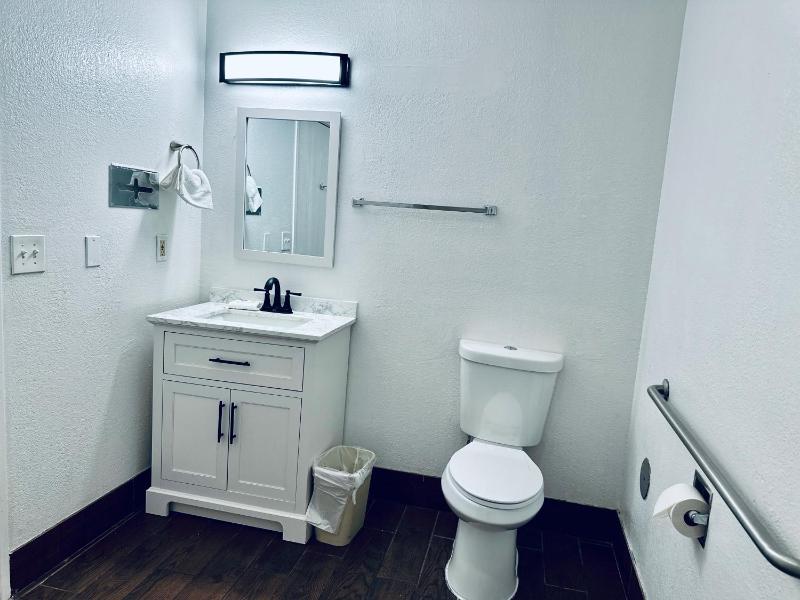 King Room - Disability Access - Non-Smoking image 2