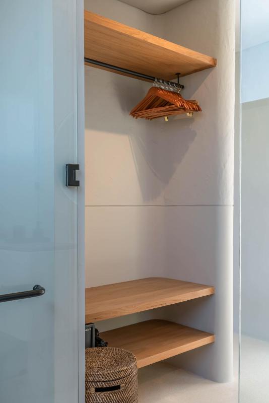 Berawa Breeze - Chic 4BR Beachside Oasis with Sauna - image 41