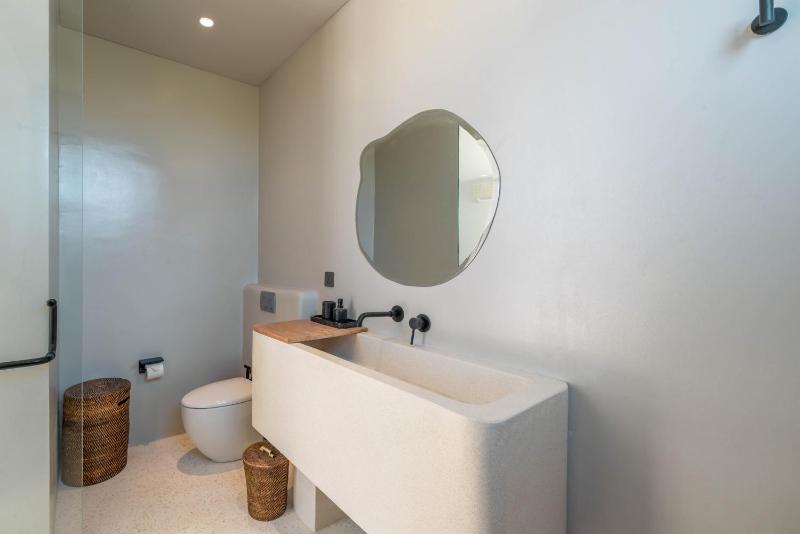 Berawa Breeze - Chic 4BR Beachside Oasis with Sauna - image 39