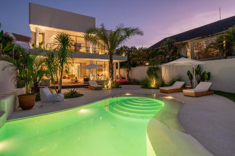 Berawa Breeze - Chic 4BR Beachside Oasis with Sauna - image 10
