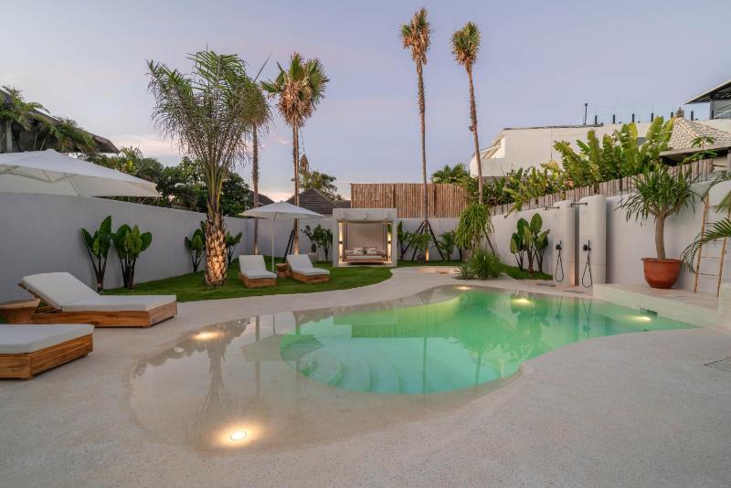 Berawa Breeze - Chic 4BR Beachside Oasis with Sauna - image 22