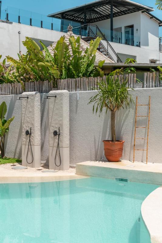Berawa Breeze - Chic 4BR Beachside Oasis with Sauna - image 12