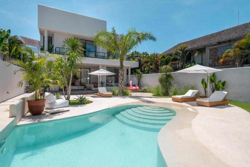Berawa Breeze - Chic 4BR Beachside Oasis with Sauna - image 21