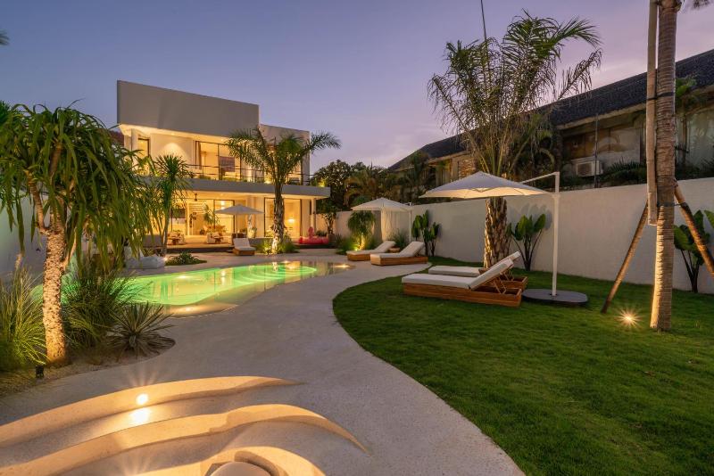 Berawa Breeze - Chic 4BR Beachside Oasis with Sauna - image 40
