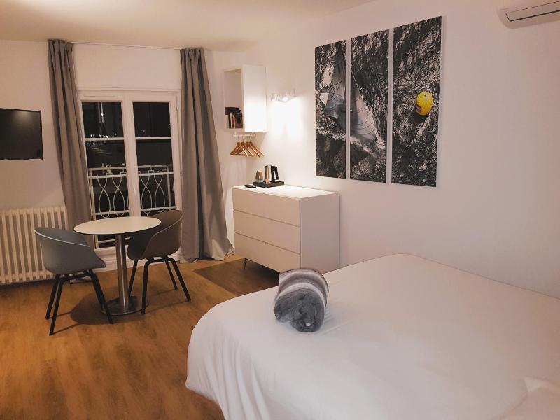 Medium Double Room - Port Side image 4