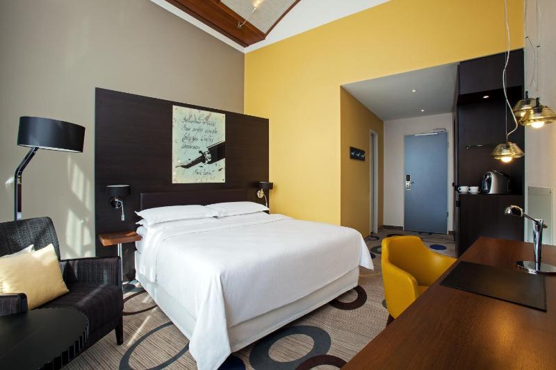 Executive, Guest room, 1 King image 3