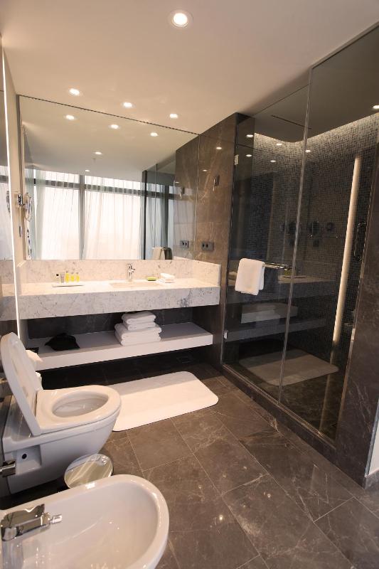 Deluxe King Room with City View image 1