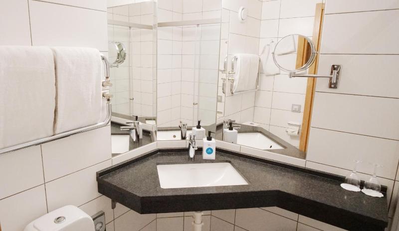 Standard Twin Room image 1