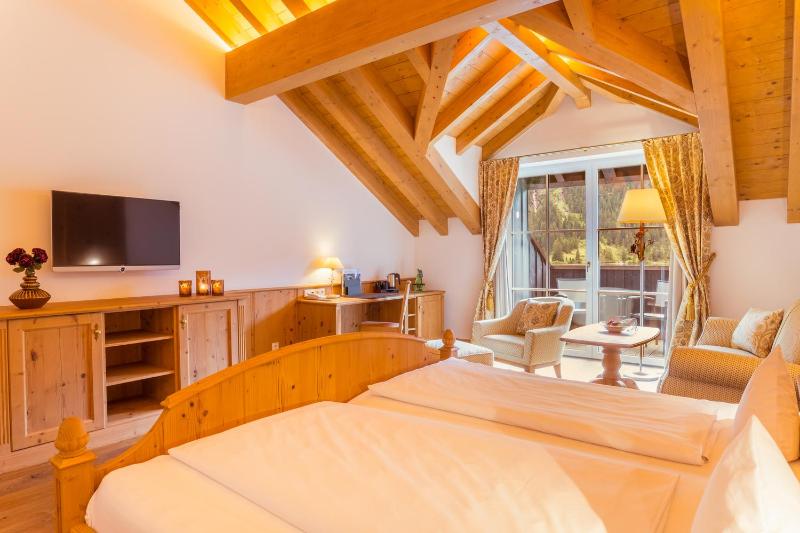 Deluxe Double Room with Balcony and Lake View image 3