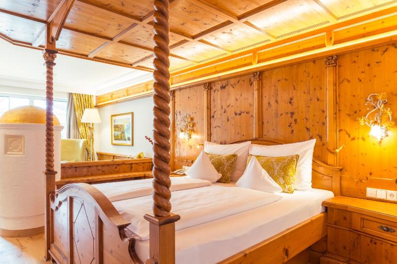 Classic Double Room with Balcony and Lake View image 1