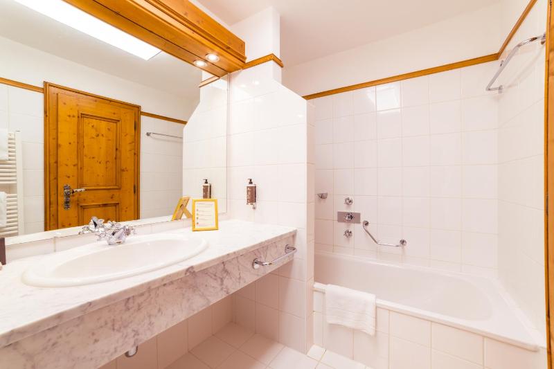 Classic Double Room with Balcony and Lake View image 3