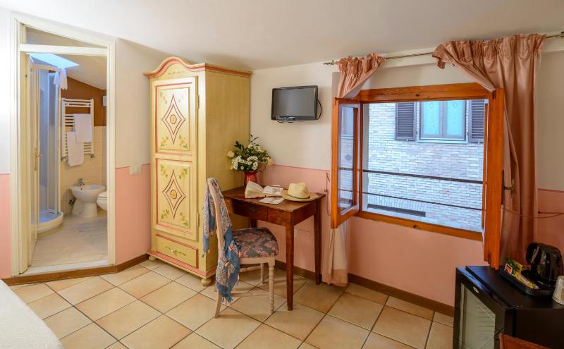 Double Room image 2