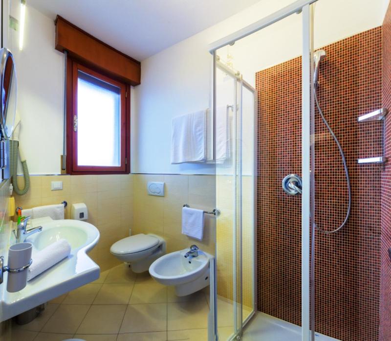 Standard Double Room image 4