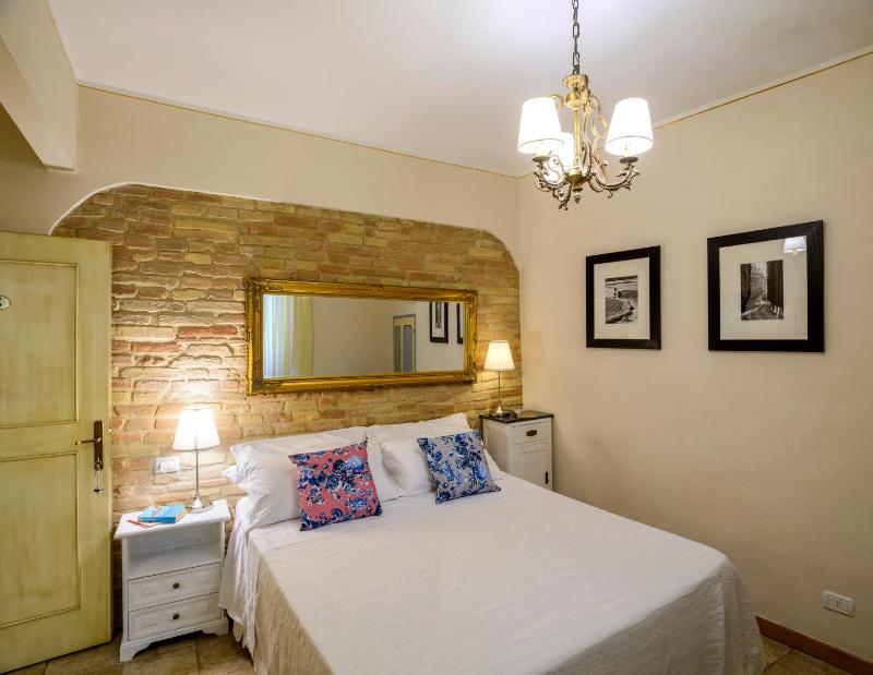 Double Room image 1