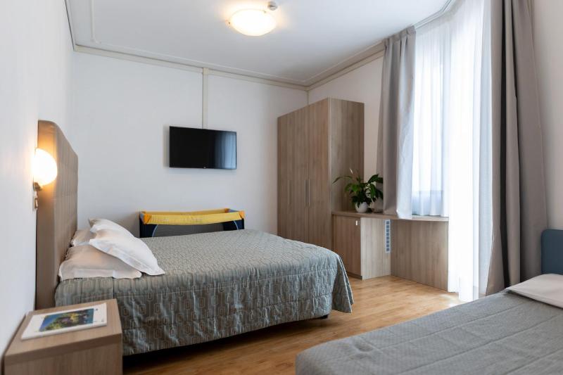 Superior Quadruple Room image 3
